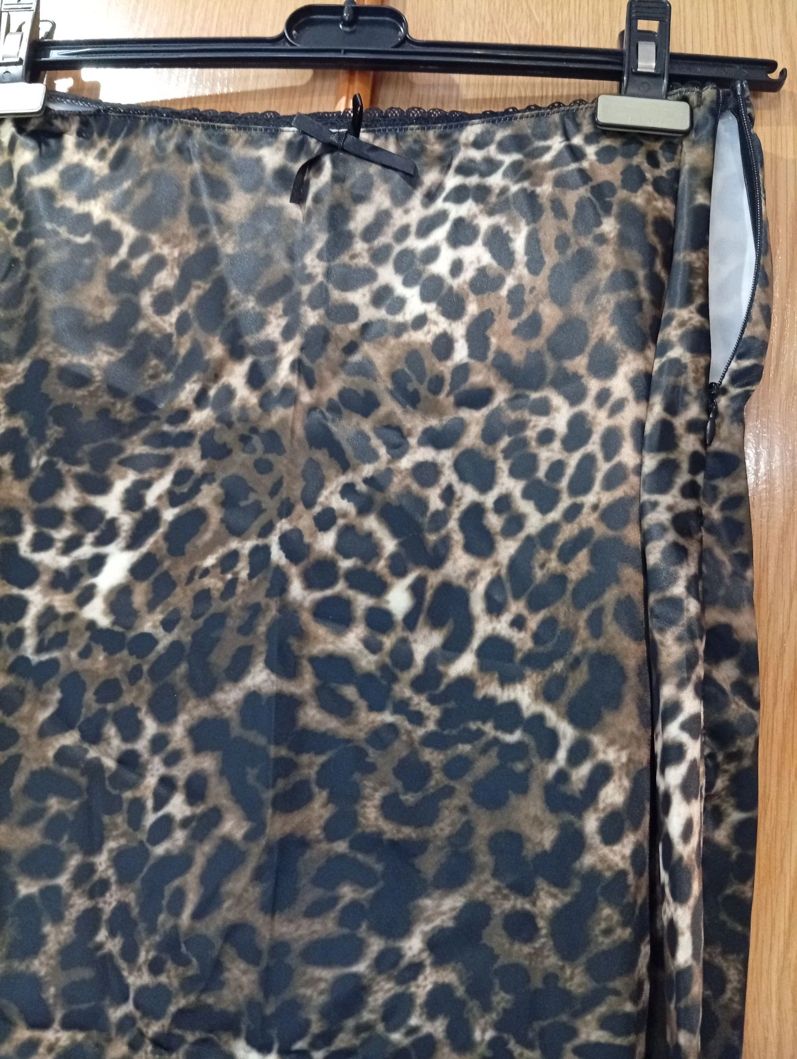 Beautiful satin midi skirt with a stylish leopard print Size M
